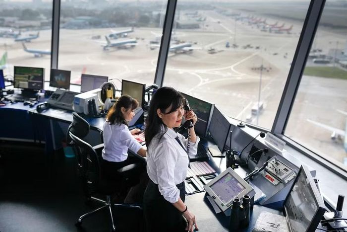Nhân viên kiểm soát viên không lưu thực hiện điều hành một chuyến bay. (Ảnh: PV/Vietnam+)