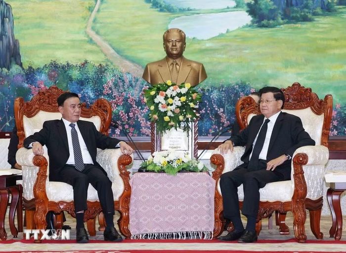 Thường trực Ban Bí thư Trần Cẩm Tú hội kiến Tổng Bí thư, Chủ tịch nước Lào Thongloun Sisoulith. (Ảnh: Phương Hoa/TTXVN)