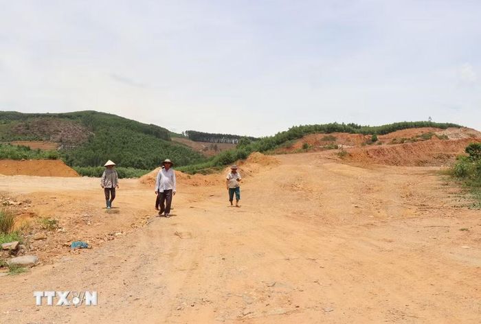Diện tích 27.625,2 m² của ông Nguyễn Trần Tấn Hiệp đã bị Công ty Cổ phần đầu tư phát triển Thanh Hưng đơn vị được giao thực hiện Dự án cụm Công nghiệp Hành Đức-Hành Minh san ủi. (Ảnh: Phạm Cường/TTXVN)