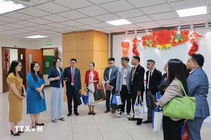Bà Nguyễn Ngọc Mai (Đại diện Ban Biên tập Tin Thế giới), giới thiệu quy trình biên tập, xử lý và chọn lọc tin thế giới của TTXVN với Đoàn đại biểu Timor-Leste. (Ảnh: Lê Đông/TTXVN)