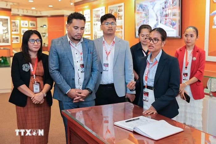 Bà Veronica de Jesus Lobo Baptista, thành viên đoàn đại biểu Timor-Leste xúc động chia sẻ sau khi tham quan Phòng truyền thống TTXVN. (Ảnh: Lê Đông/TTXVN)