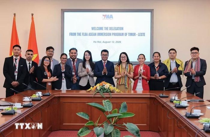 Các đại biểu chụp ảnh lưu niệm tại buổi làm việc. (Ảnh: Lê Đông/TTXVN)