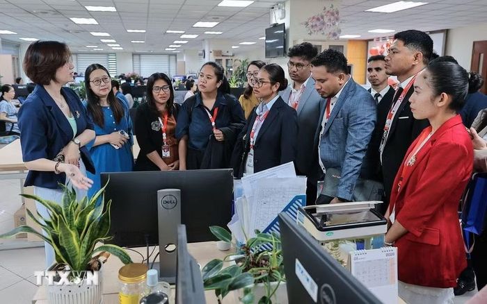 Bà Nguyễn Ngọc Mai (đại diện Ban Biên tập Tin Thế giới), giới thiệu quy trình biên tập, xử lý và chọn lọc tin thế giới của TTXVN với đoàn đại biểu Timor-Leste. (Ảnh: Lê Đông/TTXVN)