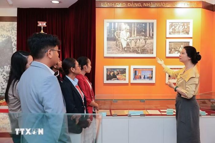 Đoàn đại biểu Timor-Leste tham quan và ghi sổ lưu niệm tại Phòng truyền thống TTXVN. (Ảnh: Lê Đông/TTXVN)