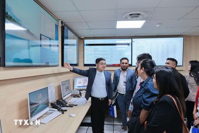 Ông Hoàng Long (đại diện Trung tâm Kỹ thuật Thông tấn), giới thiệu trang thiết bị và mô hình quản lý bằng phần mềm của Trung tâm kỹ thuật TTXVN với đoàn đại biểu Timor-Leste. (Ảnh: Lê Đông/TTXVN)