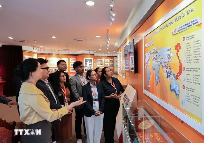 Đoàn đại biểu Timor-Leste tham quan và ghi sổ lưu niệm tại Phòng truyền thống TTXVN. (Ảnh: Lê Đông/TTXVN)