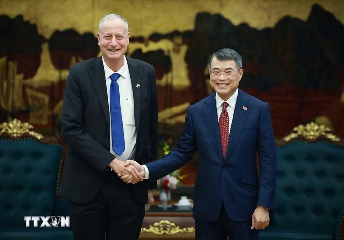 Thủ tướng Lê Minh Hưng tiếp Đại sứ Israel Yaron Mayer đến chào kết thúc nhiệm kỳ công tác. (Ảnh: Dương Giang/TTXVN)
