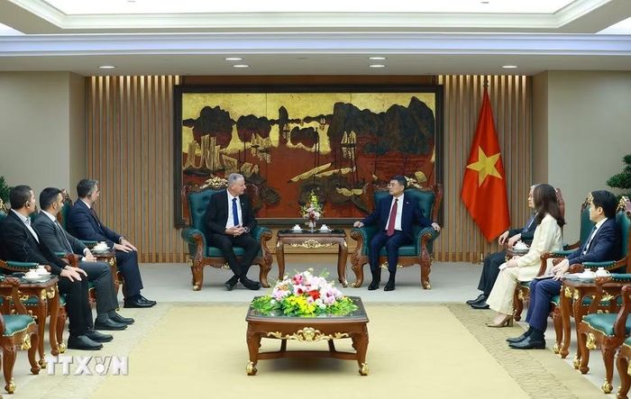 Thủ tướng Lê Minh Hưng tiếp Đại sứ Israel Yaron Mayer đến chào kết thúc nhiệm kỳ công tác. (Ảnh: Dương Giang/TTXVN)