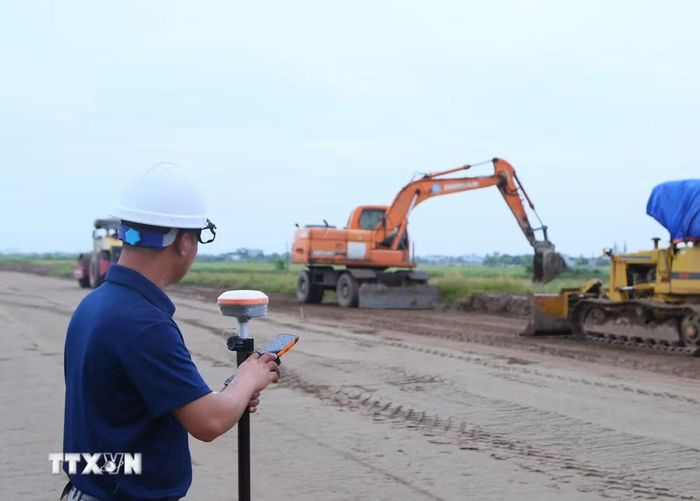 Sử dụng thiết bị định vị vệ tinh để đo đạc thực địa ngoài địa hình tại Ninh Bình. (Ảnh: Công Luật/TTXVN)