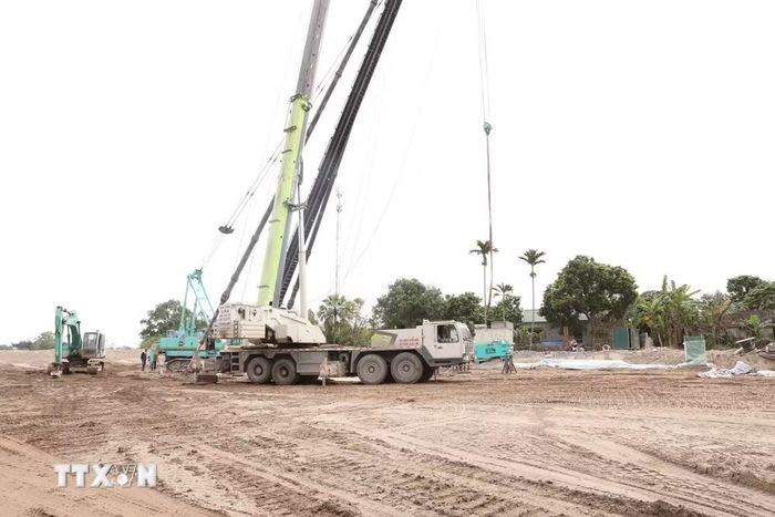 Nhà thầu huy động tối đa máy móc, nhân lực để thực hiện dự án. Ảnh: Đức Phương - TTXVN
