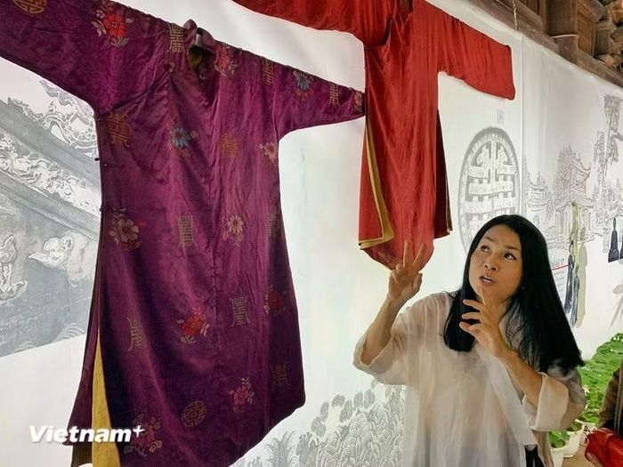 Nhà thiết kế Minh Hạnh tự hào khi giới thiệu và quảng bá về nghề dệt lụa và áo dài truyền thống của Việt Nam. (Ảnh minh họa: Xuân Mai/Vietnam+)