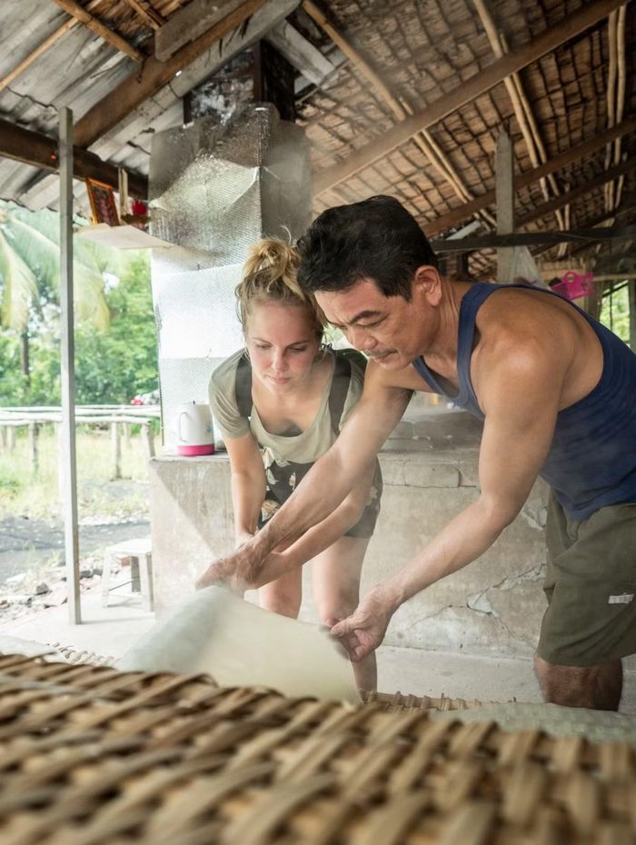 Du khách quốc tế trải nghiệm sản phẩm và không gian văn hóa bản địa ở các điểm đến Việt Nam. (Ảnh: Xuân Mai/Vietnam+)