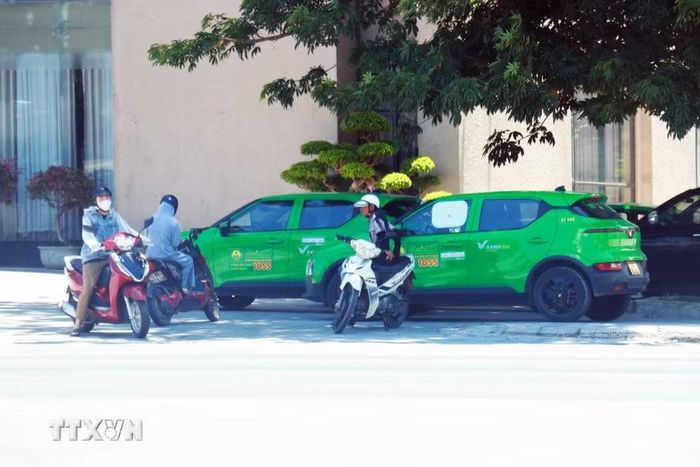 Nhiều người dân chọn bóng râm để tránh nắng. (Ảnh: Tường Vi/TTXVN)