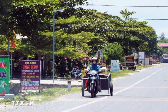Người lao động nhọc nhằn mưu sinh giữa nắng nóng. (Ảnh: Tường Vi/TTXVN)