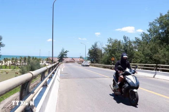 Người dân mặc đồ bảo hộ tránh nắng khi ra đường. (Ảnh: Tường Vi/TTXVN)