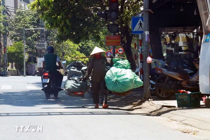Người lao động nhọc nhằn mưu sinh giữa nắng nóng. (Ảnh: Tường Vi/TTXVN)