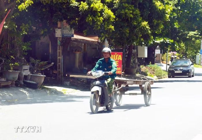 Người lao động nhọc nhằn mưu sinh giữa nắng nóng. (Ảnh: Tường Vi/TTXVN)