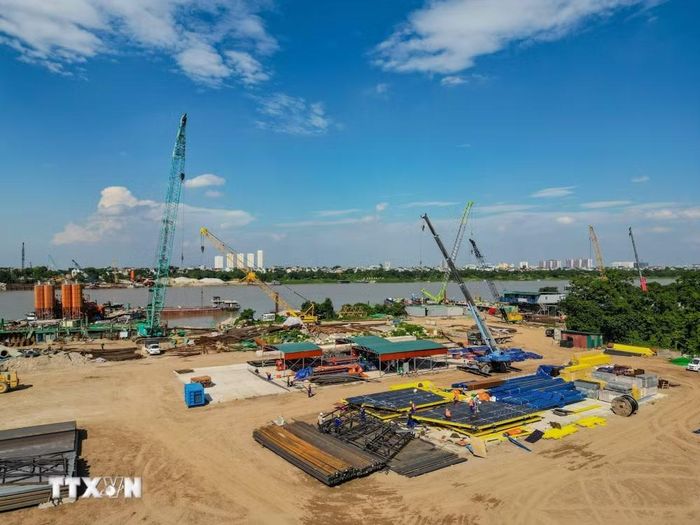 Khu vực dự án cầu Tứ Liên nhộn nhịp hoạt động khi các đơn vị thi công đẩy nhanh tiến độ. (Ảnh: Lê Đông/TTXVN)