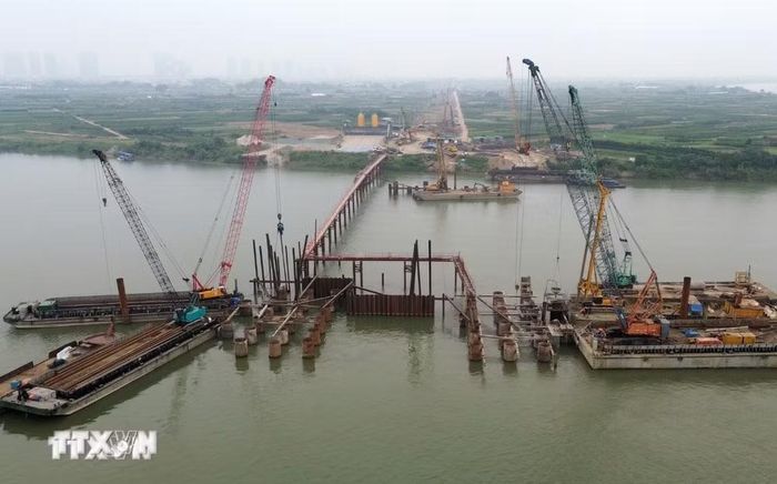 Thi công cầu Ngọc Hồi. (Nguồn: TTXVN)