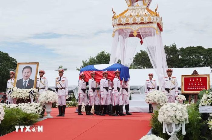 Linh cữu đồng chí Xaysomphone Phomvihane, Ủy viên Bộ Chính trị, Chủ tịch Quốc hội Lào được di chuyển tới nơi tiến hành lễ truy điệu. (Ảnh: Phương Hoa/TTXVN)