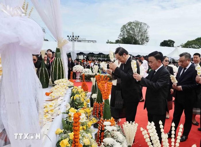 Thường trực Ban Bí thư Trần Cẩm Tú cùng các đồng chí lãnh đạo cấp cao Việt Nam và Lào dâng hoa viếng đồng chí Xaysomphone Phomvihane, Ủy viên Bộ Chính trị, Chủ tịch Quốc hội Lào. (Ảnh: Phương Hoa/TTXVN) ​