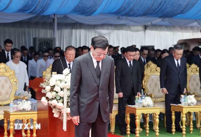 Tổng Bí thư, Chủ tịch nước Lào Thongloun Sisoulith cùng các đồng chí lãnh đạo Đảng, Nhà nước dành một phút tưởng niệm đồng chí Xaysomphone Phomvihane, Ủy viên Bộ Chính trị, Chủ tịch Quốc hội Lào. (Ảnh: Phương Hoa/TTXVN)
