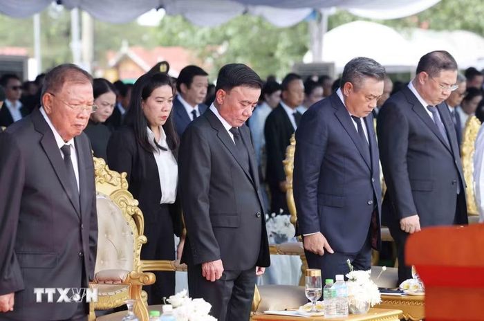 Thường trực Ban Bí thư Trần Cẩm Tú cùng Đoàn đại biểu cấp cao Đảng Cộng sản Việt Nam dành một phút tưởng niệm đồng chí Xaysomphone Phomvihane, Ủy viên Bộ Chính trị, Chủ tịch Quốc hội Lào. (Ảnh: Phương Hoa/TTXVN)