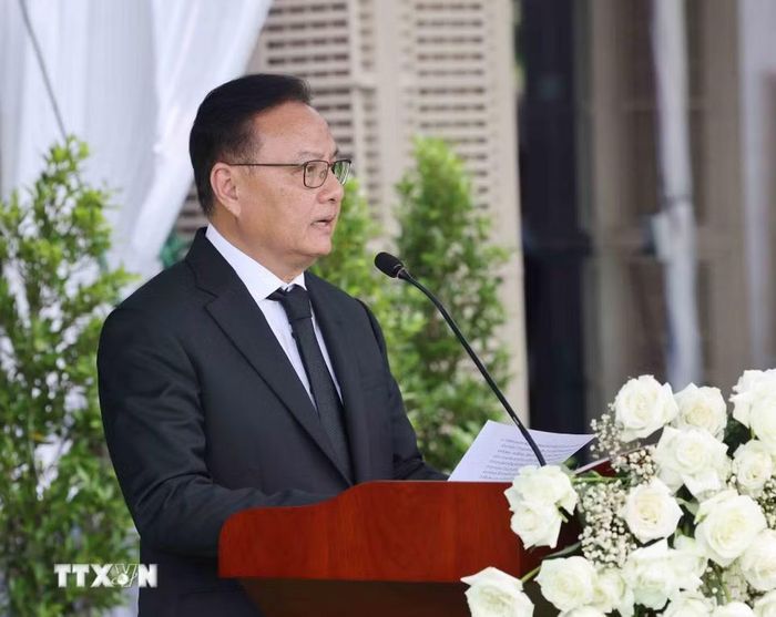 Phó Thủ tướng, Bộ trưởng Tài chính Lào Santiphap Phomvihane thay mặt gia đình gửi lời cảm ơn tại Lễ truy điệu. (Ảnh: Phương Hoa/ TTXVN)
