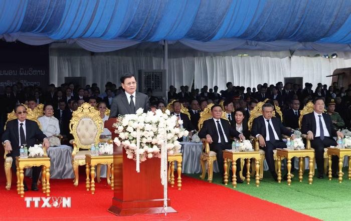 Tổng Bí thư, Chủ tịch nước Lào Thongloun Sisoulith đọc điếu văn tại Lễ truy điệu đồng chí Xaysomphone Phomvihane, Ủy viên Bộ Chính trị, Chủ tịch Quốc hội Lào. (Ảnh: Phương Hoa/TTXVN)