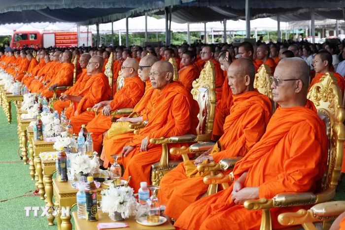 Các nhà sư Lào thực hiện nghi lễ theo phong tục tập quán tại Lễ truy điệu đồng chí Xaysomphone Phomvihane, Ủy viên Bộ Chính trị, Chủ tịch Quốc hội Lào. (Ảnh: Phương Hoa/TTXVN)