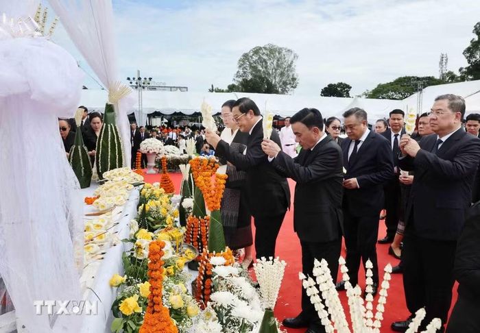 Thường trực Ban Bí thư Trần Cẩm Tú cùng các đồng chí lãnh đạo cấp cao Việt Nam và Lào dâng hoa viếng đồng chí Xaysomphone Phomvihane, Ủy viên Bộ Chính trị, Chủ tịch Quốc hội Lào. (Ảnh: Phương Hoa/TTXVN)