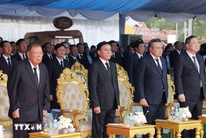 Thường trực Ban Bí thư Trần Cẩm Tú cùng Đoàn đại biểu cấp cao của Đảng, Nhà nước Việt Nam dự Lễ truy điệu đồng chí Saysomphone Phomvihane, Ủy viên Bộ Chính trị, Chủ tịch Quốc hội Lào. (Ảnh: TTXVN)