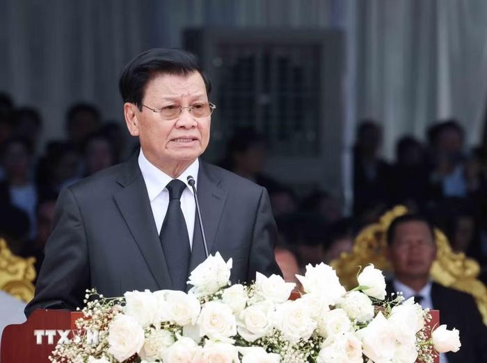 Tổng Bí thư, Chủ tịch nước Lào Thongloun Sisoulith đọc điếu văn tại Lễ truy điệu đồng chí Xaysomphone Phomvihane, Ủy viên Bộ Chính trị, Chủ tịch Quốc hội Lào. (Ảnh: Phương Hoa/TTXVN)