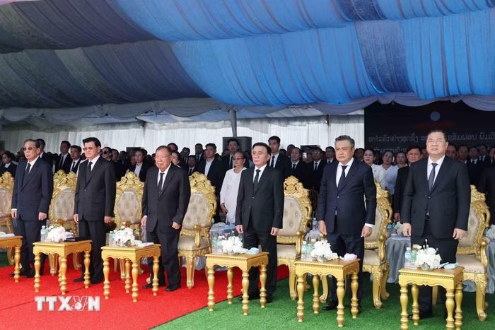 Thường trực Ban Bí thư Trần Cẩm Tú và Đoàn đại biểu cấp cao Đảng Cộng sản Việt Nam cùng Lãnh đạo, nguyên Lãnh đạo Đảng, Nhà nước Lào dự Lễ truy điệu đồng chí Xaysomphone Phomvihane, Ủy viên Bộ Chính trị, Chủ tịch Quốc hội Lào. (Ảnh: Phương Hoa/TTXVN)