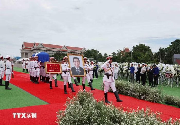 Linh cữu đồng chí Xaysomphone Phomvihane, Ủy viên Bộ Chính trị, Chủ tịch Quốc hội Lào được di chuyển tới nơi tiến hành lễ truy điệu. (Ảnh: Phương Hoa/TTXVN)
