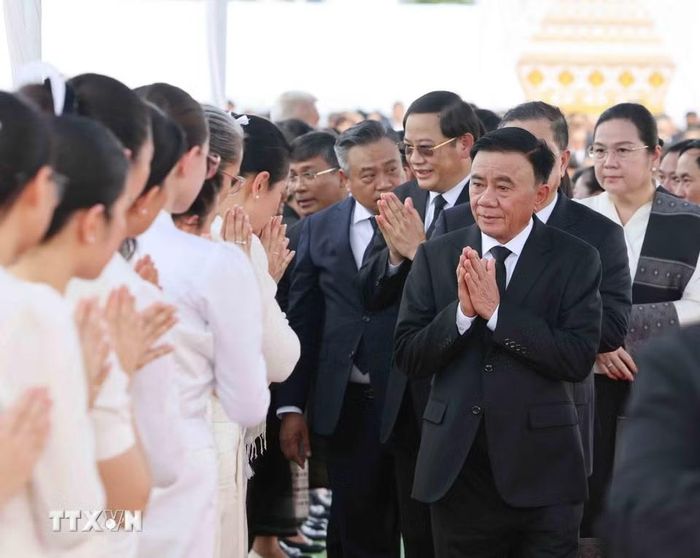 Thường trực Ban Bí thư Trần Cẩm Tú cùng Đoàn đại biểu cấp cao Đảng Cộng sản Việt Nam dự Lễ truy điệu đồng chí Xaysomphone Phomvihane, Ủy viên Bộ Chính trị, Chủ tịch Quốc hội Lào. (Ảnh: TTXVN)
