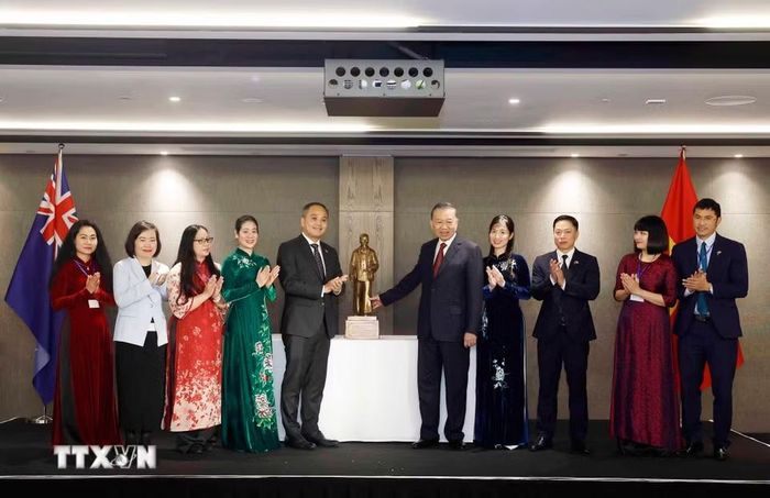 Tổng Bí thư, Chủ tịch nước Tô Lâm tặng bức tượng Chủ tịch Hồ Chí Minh cho Đại sứ quán Việt Nam tại New Zealand. (Ảnh: Thống Nhất/TTXVN)