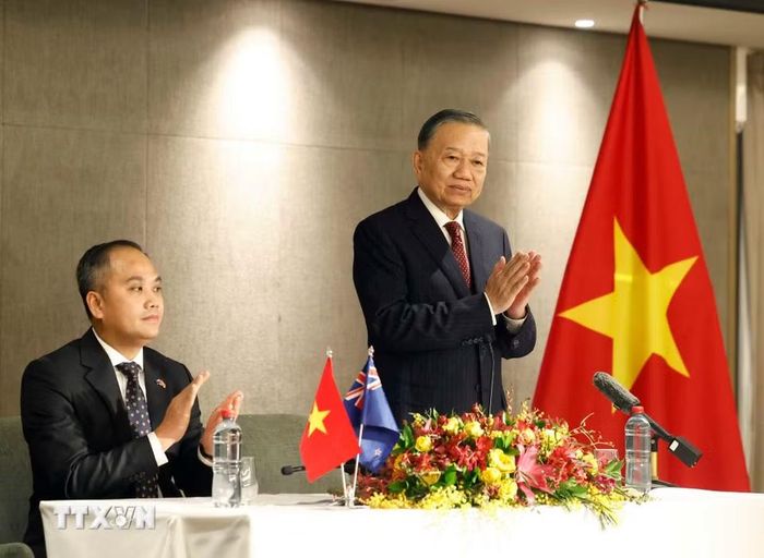 Tổng Bí thư, Chủ tịch nước Tô Lâm nói chuyện với cán bộ, nhân viên Đại sứ quán Việt Nam tại New Zealand. (Ảnh: Thống Nhất/TTXVN)