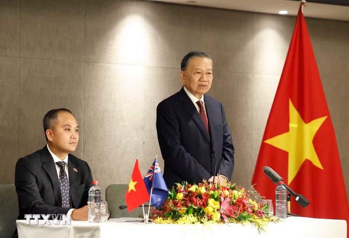 Tổng Bí thư, Chủ tịch nước Tô Lâm nói chuyện với cán bộ, nhân viên Đại sứ quán Việt Nam tại New Zealand. (Ảnh: Thống Nhất/TTXVN)