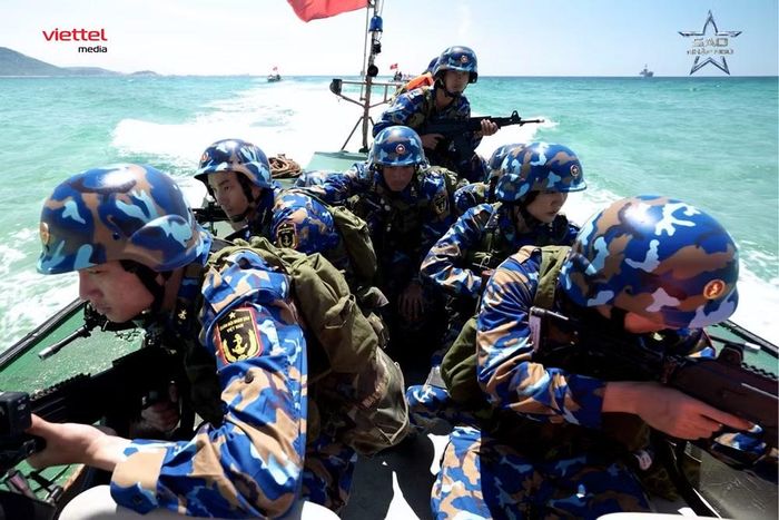 Các chiến sĩ tham gia huấn luyện tác chiến trên biển. (Ảnh: Viettel Media)