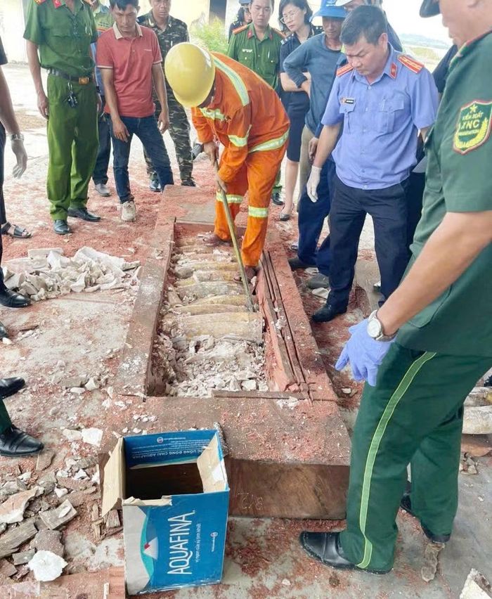 Lực lượng chức năng tiến hành khám xét lô hàng theo quy định của pháp luật. (Ảnh: HQ/Vietnam+)