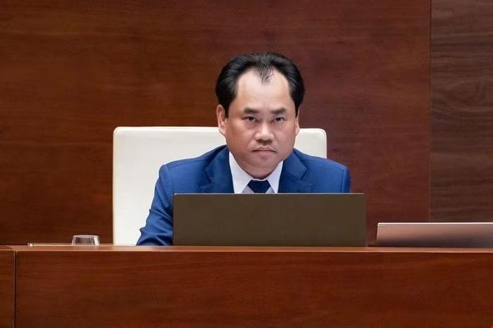 Bộ trưởng Bộ Nông nghiệp và Môi trường Trịnh Việt Hùng tiếp thu ý kiến đại biểu tại phiên thảo luận. (Ảnh: quochoi.vn)