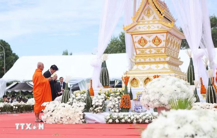 Tổng Bí thư, Chủ tịch nước Lào dành phút mặc niệm tưởng nhớ và tiễn biệt đồng chí Xaysomphone Phomvihane. (Ảnh: Xuân Tú/TTXVN)