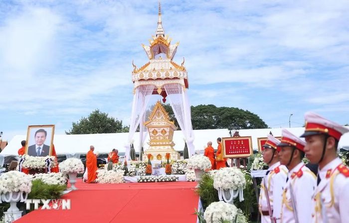 Nghi thức đặt hương, hoa tiễn biệt đồng chí Xaysomphone Phomvihane. (Ảnh: Xuân Tú/TTXVN)