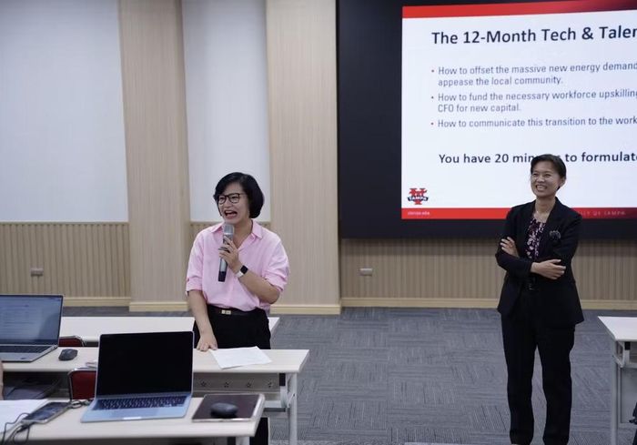 Chị Mai (bên trái) trao đổi trong giờ học với giảng viên và các học viên khác. (Ảnh: Vietnam+)