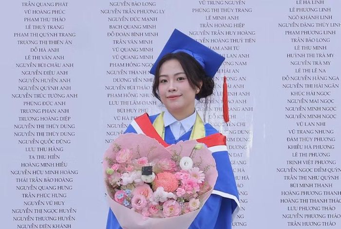 Chị Vân Trang trong ngày nhận bằng tốt nghiệp thạc sỹ. (Ảnh: Vietnam+)