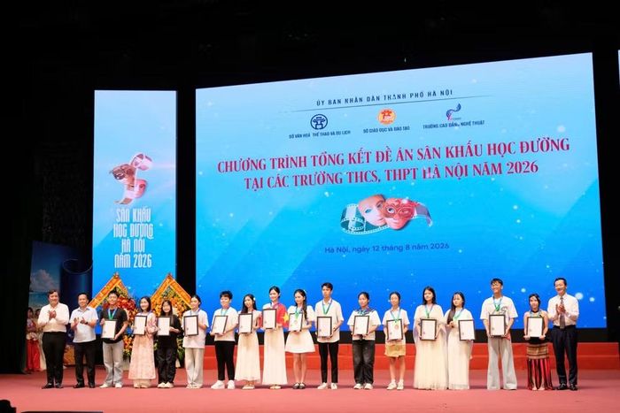 Ban tổ chức trao giải cho các em học sinh. (Ảnh: Vietnam+)