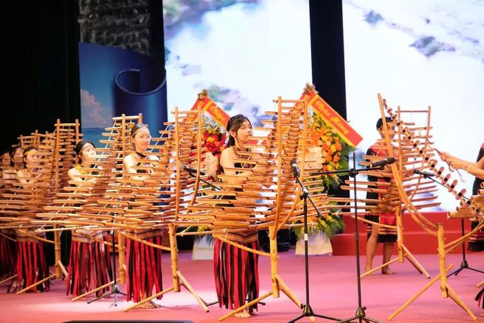 Các em học sinh với tiết mục hòa tấu Tre nứa "Đi săn". (Ảnh: Vietnam+)