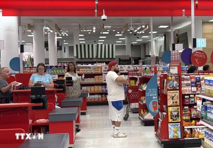 Người tiêu dùng xếp hàng thanh toán tại một trung tâm thương mại ở bang Maryland (Mỹ). (Ảnh: Ngọc Quang/TTXVN)