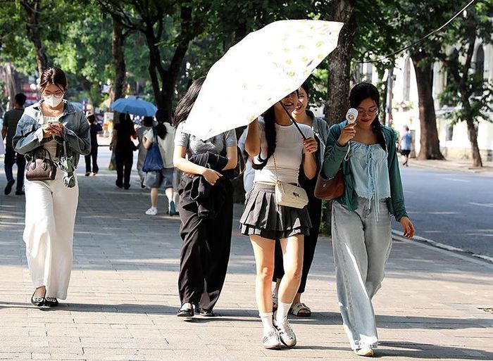 Khu vực Bắc Bộ, ban ngày trời nắng nóng, chiều tối và đêm có mưa rào và dông vài nơi.